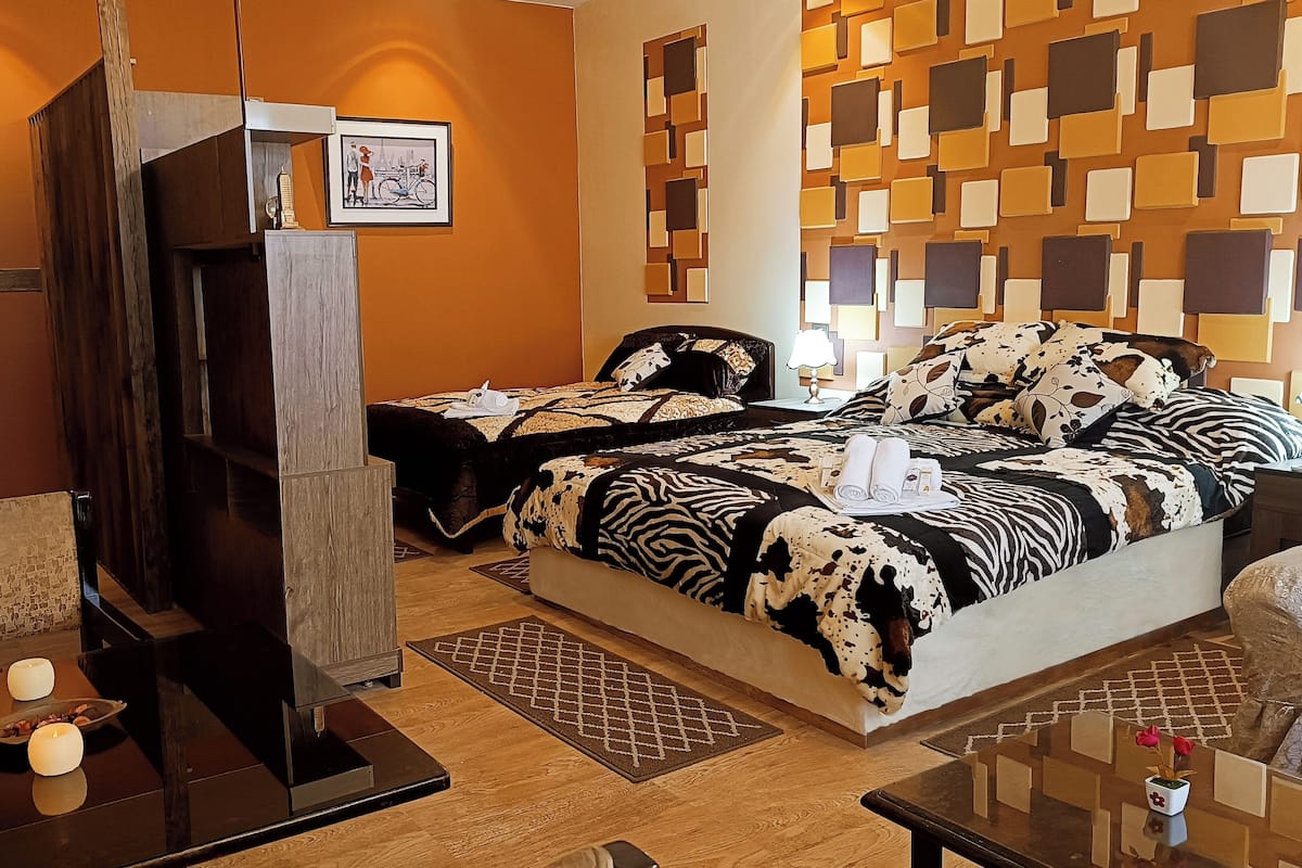 Premium tweepersoonskamer | Luxe beddengoed, pillowtop-bedden, een minibar, individueel gemeubileerd