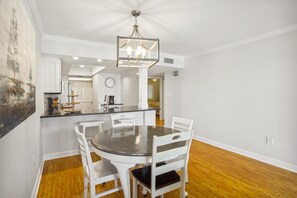 Apartment, Mehrere Betten (Land's End 5-204 Gulf-Bay Front - Pre) | Speisen