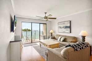 Apartamento, 1 cama de matrimonio con sofá cama (Land's End 5-204 Gulf-Bay Front - Pre) | Zona de estar | Una televisión