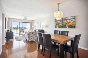 公寓客房, 1 張特大雙人床和 1 張沙發床 (Land's End 5-303 Gulf-Bay Front) | 用餐區