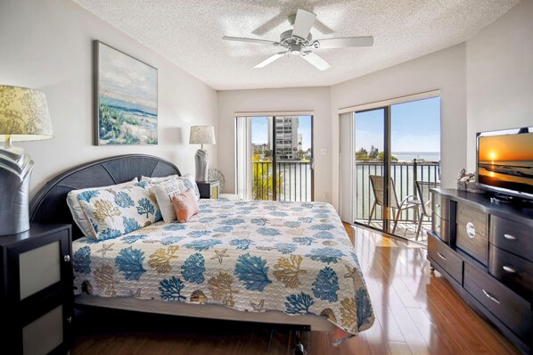 公寓客房, 1 張特大雙人床和 1 張沙發床 (Land's End 5-303 Gulf-Bay Front) | 2 間臥室、無線上網
