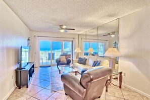 Appart'hôtel, 1 très grand lit et 1 canapé-lit (Land's End 6-203 Beach Front) | Coin séjour | Télévision