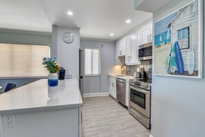公寓式客房, 1 张特大床和 1 张沙发床 (Land's End 6-205 Beach Front - Premie) | 私人厨房 | 烤箱、烤面包机