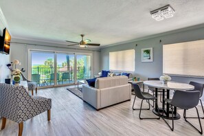 公寓式客房, 1 张特大床和 1 张沙发床 (Land's End 6-205 Beach Front - Premie) | 起居区 | 电视