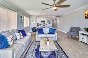 Apartment, 1 King-Bett und Schlafsofa (Land's End 6-205 Beach Front - Premie) | Wohnbereich