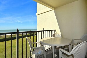 Apartment, 1 King-Bett und Schlafsofa (Land's End 6-301 Beach Front) | Speisen im Freien