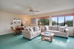 Apartment, 1 King-Bett und Schlafsofa (Land's End 6-301 Beach Front) | Wohnbereich | Fernseher