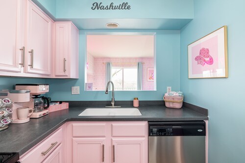 Disco Cowgirl Bachelorette Bash Pad - Pool - Karaoke - 5 Queen Beds - Downtown