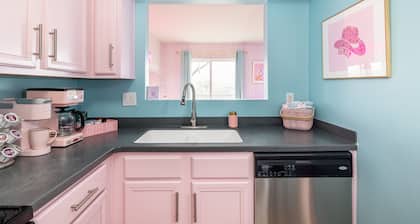 Disco Cowgirl Bachelorette Bash Pad - Pool - Karaoke - 5 Queen Beds - Downtown