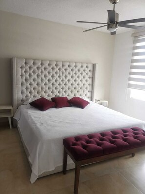 3 habitaciones, tabla de planchar con plancha, wifi y ropa de cama 