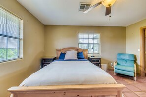 1 bedroom, iron/ironing board, Internet, bed sheets - Cozy Alto Cabin w/ Grill & Mtn Views: 2 Mi to Lake (Alto)