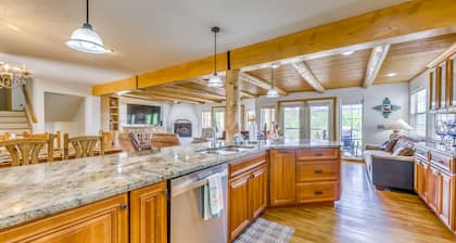Scenic Alto Getaway w/ Mountain Views & Hot Tub!