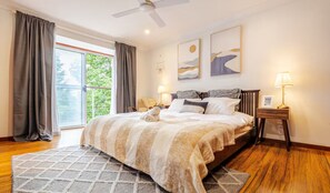 5 bedrooms, desk, iron/ironing board, WiFi
