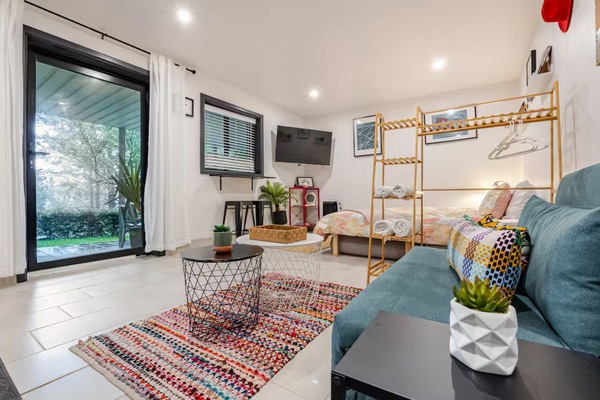 5 bedrooms, desk, iron/ironing board, WiFi