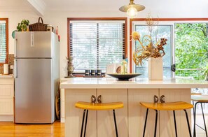 Fridge, microwave, oven, stovetop - Casadel Cottage By the Lake (Wentworth Falls)