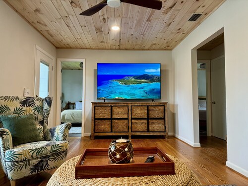 Cozy cottage located in the heart of the Mayport fishing village. Pool & Patio!