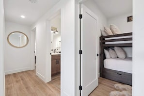 Room - Lake Views | Modern & Luxurious | Walk to Town (Lakeside)