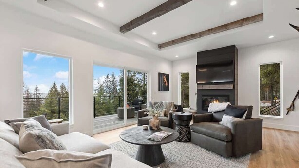 Smart TV, fireplace - Lake Views | Modern & Luxurious | Walk to Town (Lakeside)