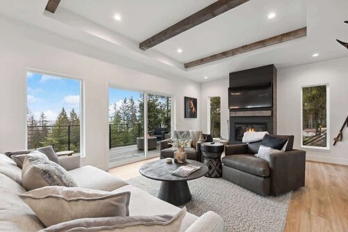 Lake Views | Modern & Luxurious | Walk to Town