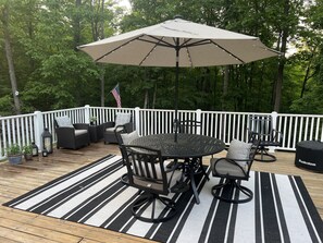 Outdoor dining - East Bay Hideaway (Traverse City)