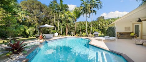 Alberca al aire libre y alberca climatizada