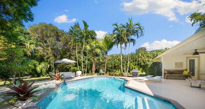 WELCOME TO YOUR PRIVATE OASIS, FULLY GATED ABD PRIVATE PROPERTY, HEATED POOL.
