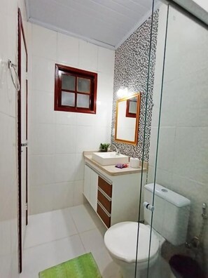 Comfort vierpersoonskamer, uitzicht op tuin | Badkamer | Handdoeken, zeep, toiletpapier