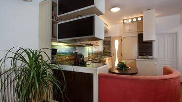 Køleskab, mikrobølgeovn, ovn, kogeplade