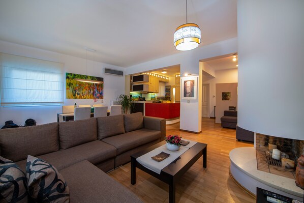 Smart-TV, Kamin, Bücher