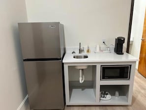 Fridge, microwave, coffee/tea maker, cookware/dishes/utensils - The 610 Flats: Colorful Corner #23
 (Jackson)