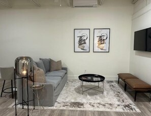 TV connectée, livres, espaces bureaux