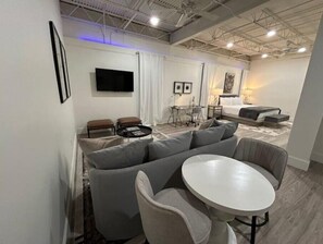 1 bedroom, desk, iron/ironing board, free WiFi - The 610 Flats: Zen Den #25
(Jackson)