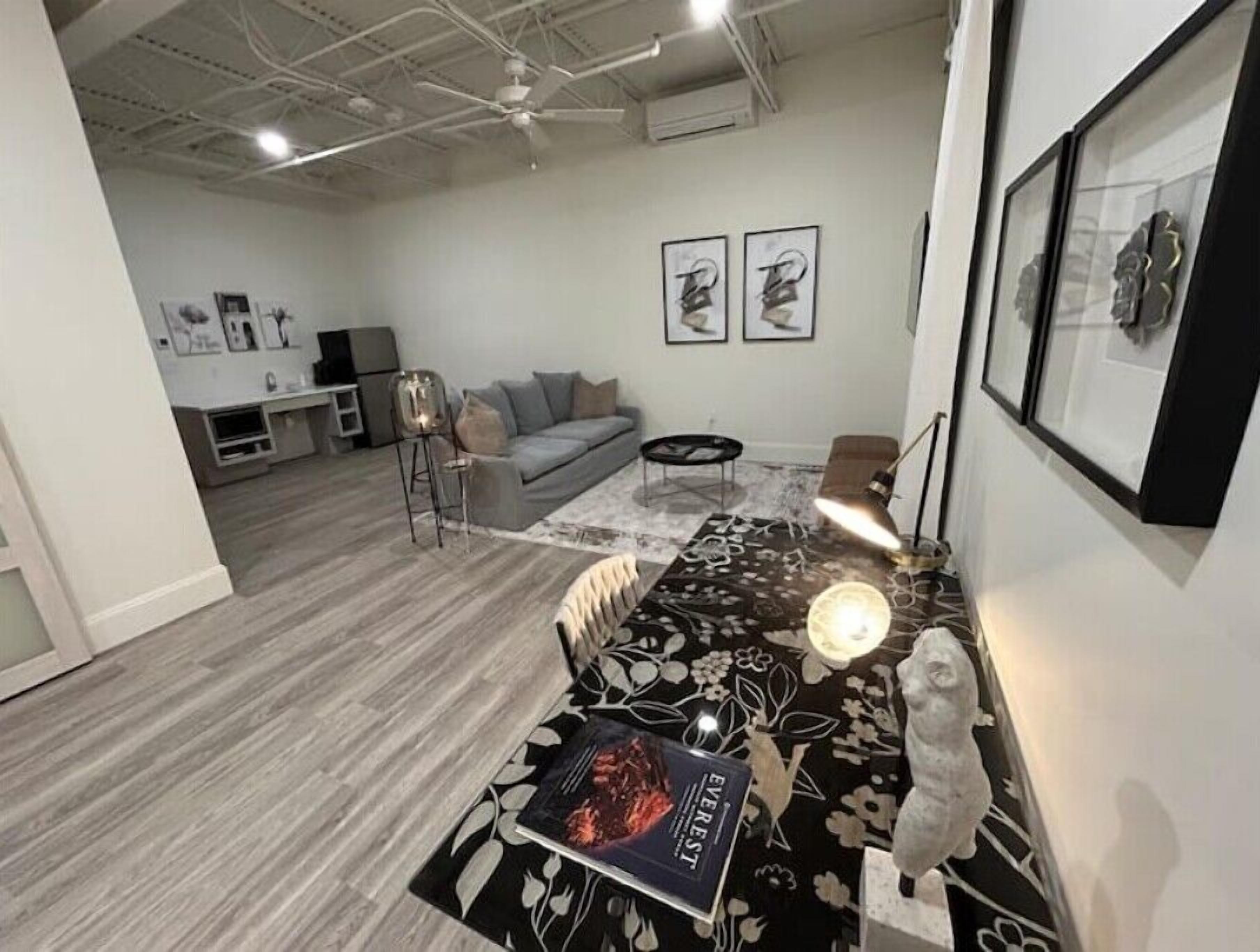 TV connectée, livres, espaces bureaux