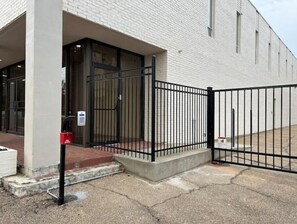 Exterior detail - The 610 Flats: Zen Den #25
(Jackson)