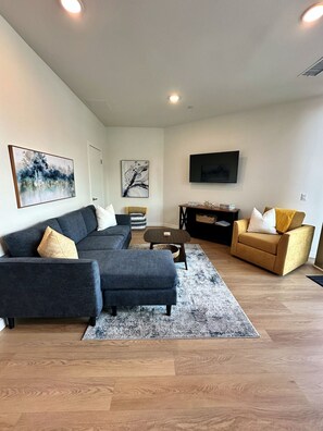 Smart TV - Clean, bright, with large exclusive patio, parking, close to airport and beach (San Diego)