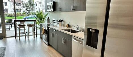 Frigorífico, microondas, horno y placa de cocina