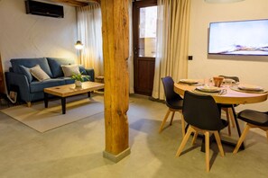 Appartement Confort, accessible aux personnes à mobilité réduite, vue cour intérieure | Coin séjour | TV connectée de 42 pouces avec chaßnes numériques, cheminée