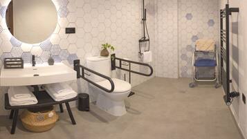 Comfort Apartment, Accessible, Courtyard View | Bathroom | Shower, rainfall showerhead, free toiletries, hair dryer