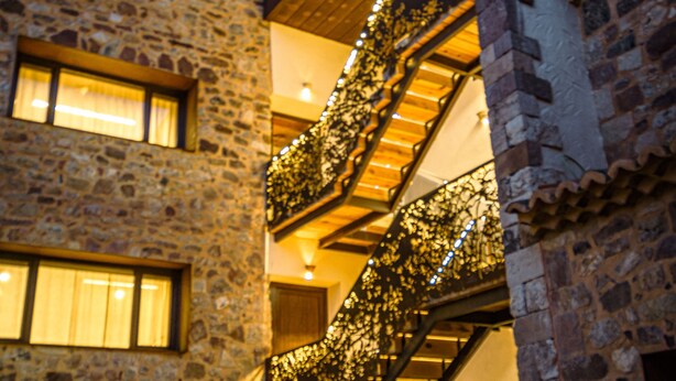 Un bâtiment en pierre avec un escalier menant à un étage supérieur.