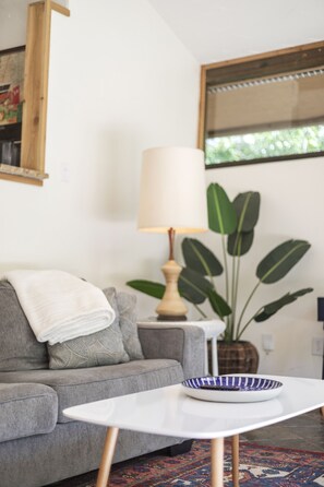 Smart TV, books - Cozy bungalow half a mile to East Beach - Pet Friendly (Ocean Springs)