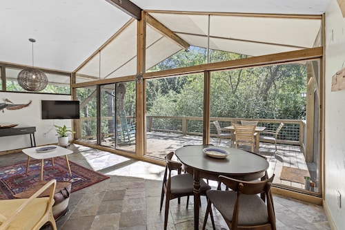 Cozy bungalow half a mile to East Beach - Pet Friendly