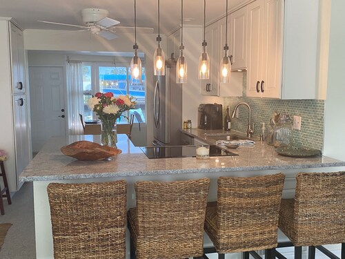 LOCATION  Cozy bungalow on Monroe Canal, the most entertaining / traveled canal 