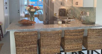 LOCATION Cozy bungalow on Monroe Canal, the most entertaining / traveled canal