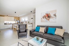 TV - Holiday house ZOROO with private pool (Malinska)