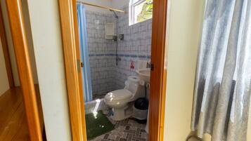 Regadera, secadora de cabello, toallas, jabón