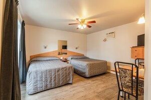 Escritorio, espacio para trabajar con laptop y wifi gratis 