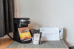 Desk, laptop workspace, free WiFi, bed sheets - Motel Park (Val-d'Or)