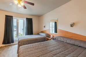 Desk, laptop workspace, free WiFi, bed sheets - Motel Park (Val-d'Or)