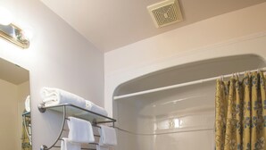 A bathroom with a sink, toilet, and bathtub. - Motel Park (Val-d'Or)
