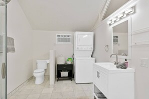 Shower, hair dryer - Super Cute Calistoga 1BR Apartment - The 'Rutherford' (Calistoga)